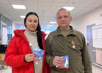 В Казани первым проголосовавшим на выборах стал участник СВО