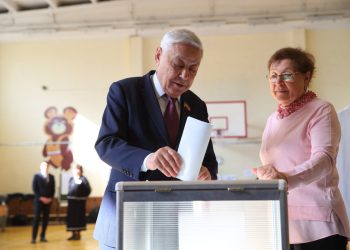 Мухаметшин вместе с супругой проголосовали на выборах Президента РФ