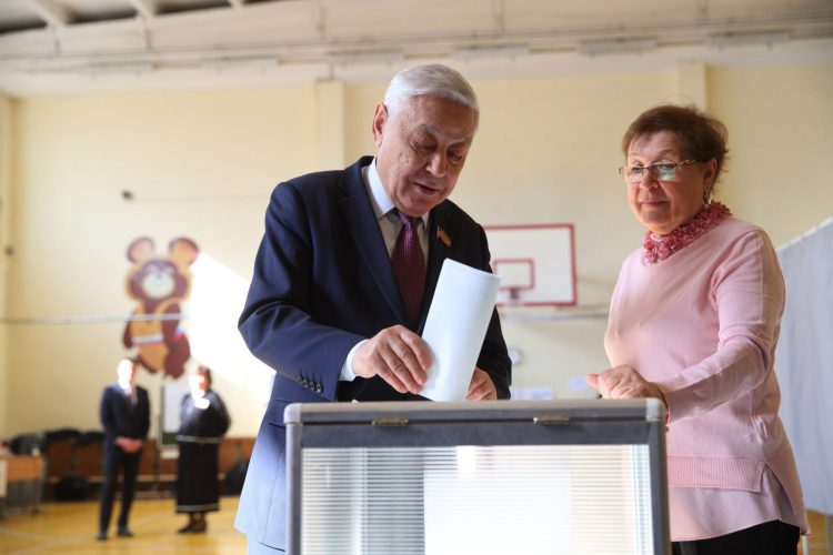 Мухаметшин вместе с супругой проголосовали на выборах Президента РФ