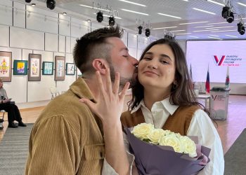 На избирательном участке в Казани парень сделал предложение своей девушке