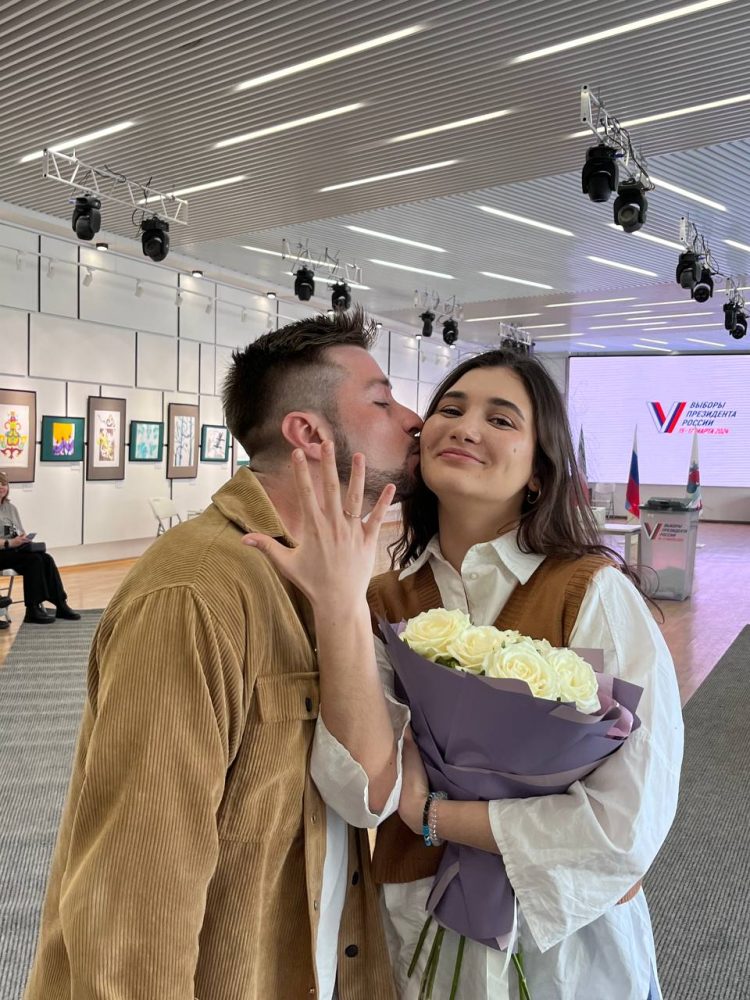 На избирательном участке в Казани парень сделал предложение своей девушке