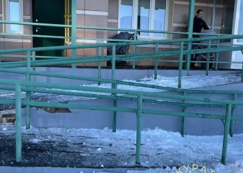 В Альметьевске мужчина и ребенок пострадали из-за схода снега с крыши