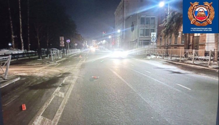 В центре Казани водитель BMW сбил трех пешеходов