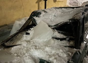 В Казани глыба льда упала на машину