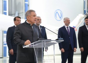 Минниханов принял участие в церемонии передачи пяти новых вертолетов российским авиакомпаниям