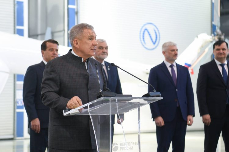 Минниханов принял участие в церемонии передачи пяти новых вертолетов российским авиакомпаниям