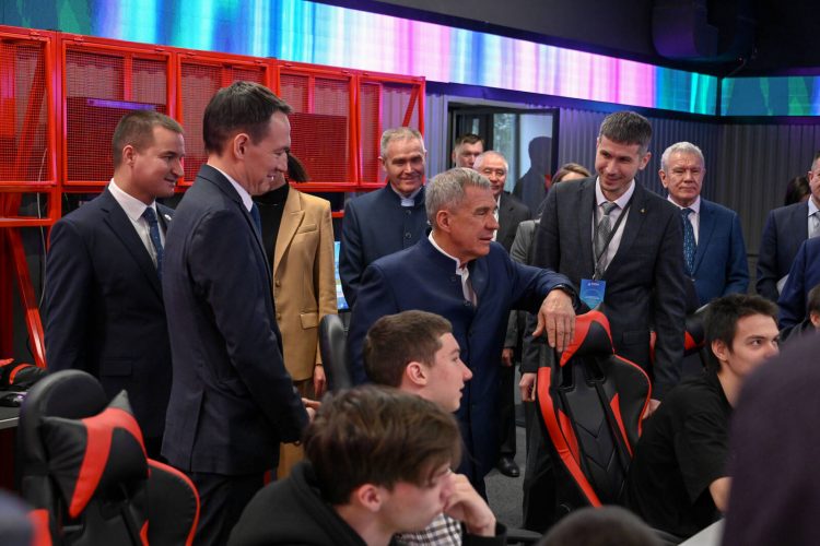 Минниханов посетил обновленный молодежный центр в Альметьевске