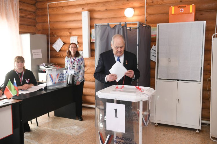Шаймиев проголосовал на выборах Президента РФ
