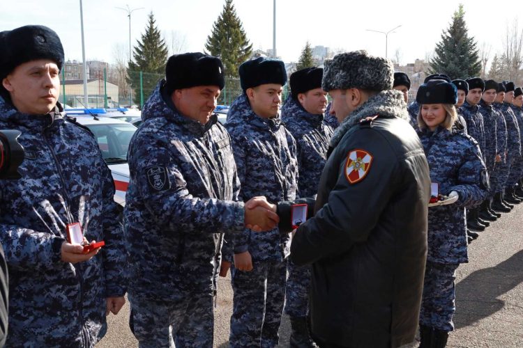 В Казани вручили ключи от новых служебных автомобилей сотрудникам Росгвардии
