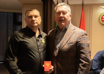 Закиров вручил медаль бугульминцу «За помощь фронту»