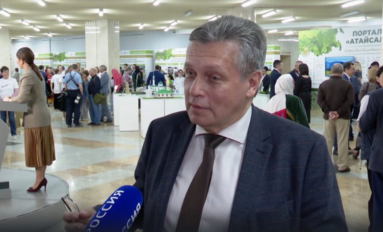 Рифат Сабитов принял участие в открытии Аллеи в честь 65-летия Башкирского телевидения