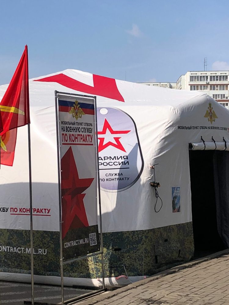 В Челнах в мобильный пункт отбора на военную службу обратились 40 мужчин