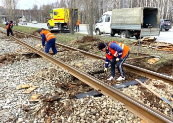 В Казани сотрудники «Метроэлектротранса» заменили 105 изношенных шпал