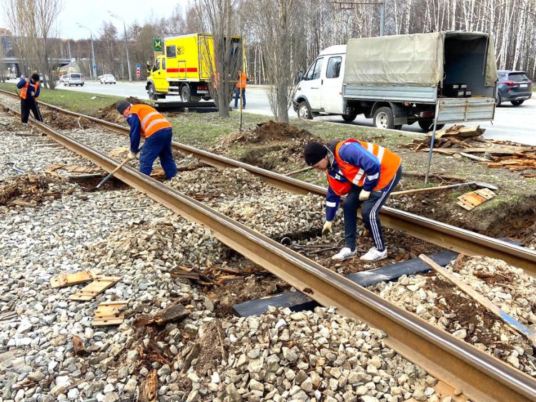 В Казани сотрудники «Метроэлектротранса» заменили 105 изношенных шпал