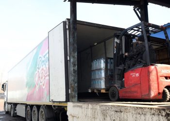 По решению Метшина жителям Оренбурга отправили три фуры с питьевой водой