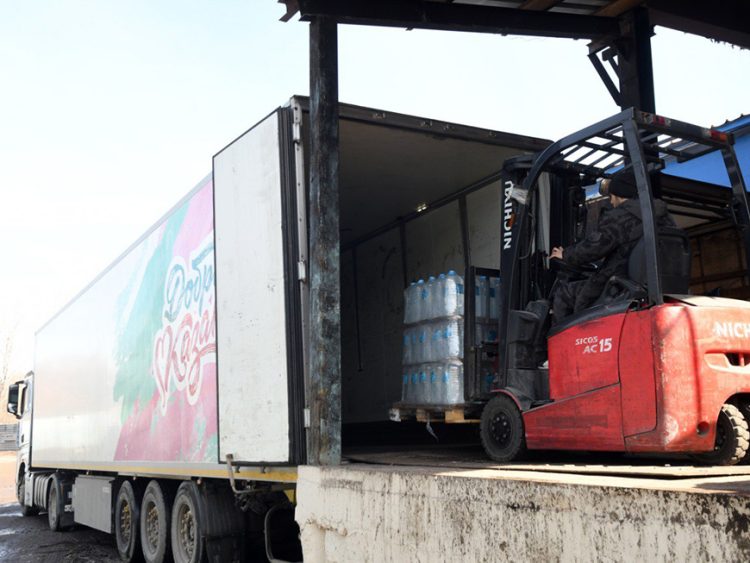 По решению Метшина жителям Оренбурга отправили три фуры с питьевой водой