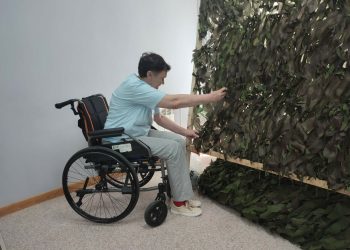 В Лениногорске жильцы дома-интерната плетут сети для бойцов СВО