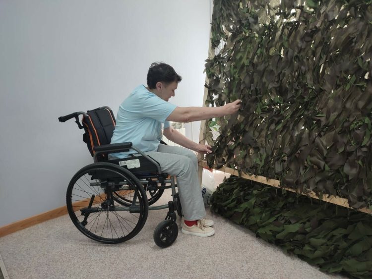 В Лениногорске жильцы дома-интерната плетут сети для бойцов СВО