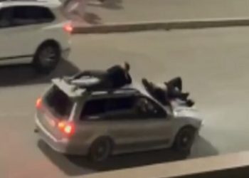 В Казани поймали водителя, прокатившего на капоте друзей