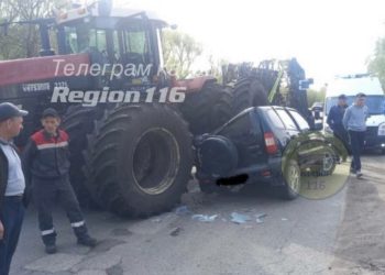 В Старом Дрожжаном трактор раздавил легковушку