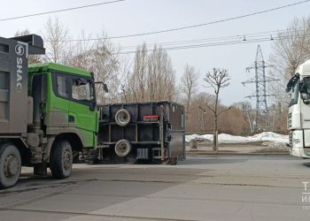 В Казани грузовик опрокинулся на бок на ул. Девятаева