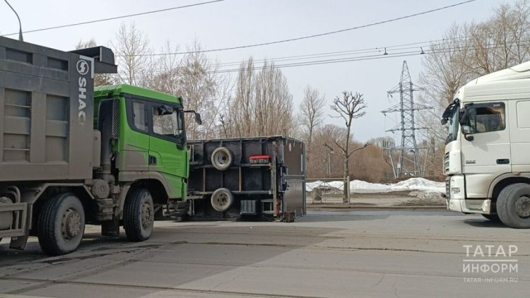 В Казани грузовик опрокинулся на бок на ул. Девятаева