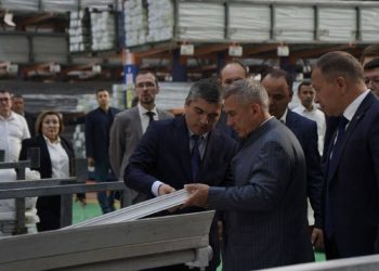 Минниханов посетил производство алюминиевых изделий в Навои