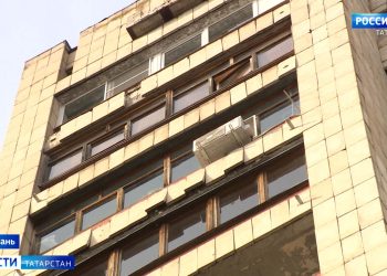 В Казани с фасада дома отвалилась плитка и чуть не упала на мужчину