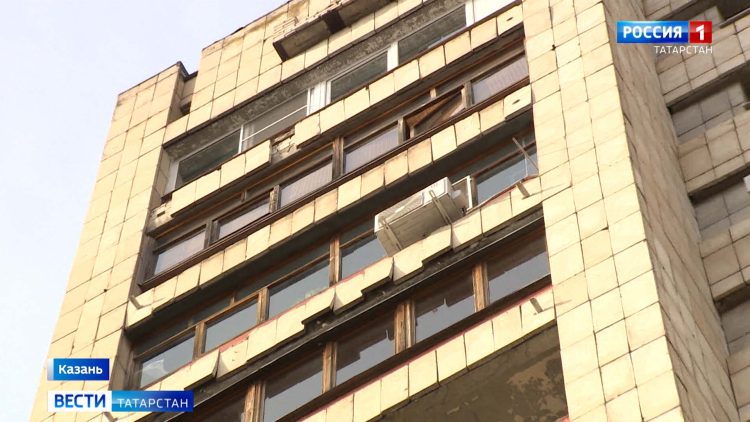 В Казани с фасада дома отвалилась плитка и чуть не упала на мужчину