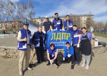 Активисты Татарстанского регионального отделения ЛДПР приняли участие в субботнике