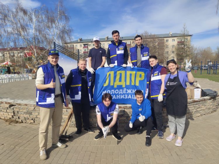 Активисты Татарстанского регионального отделения ЛДПР приняли участие в субботнике