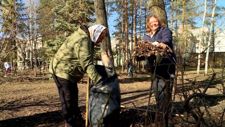 Депутаты Госсовета и сотрудники аппарата парламента приняли участие в городском субботнике