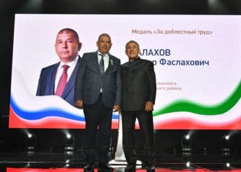 Минниханов вручил главе Мензелинского района медаль «За доблестный труд»