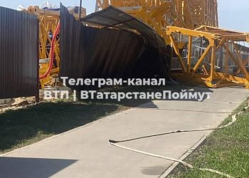 В Казани часть башенного крана рухнула на тротуар