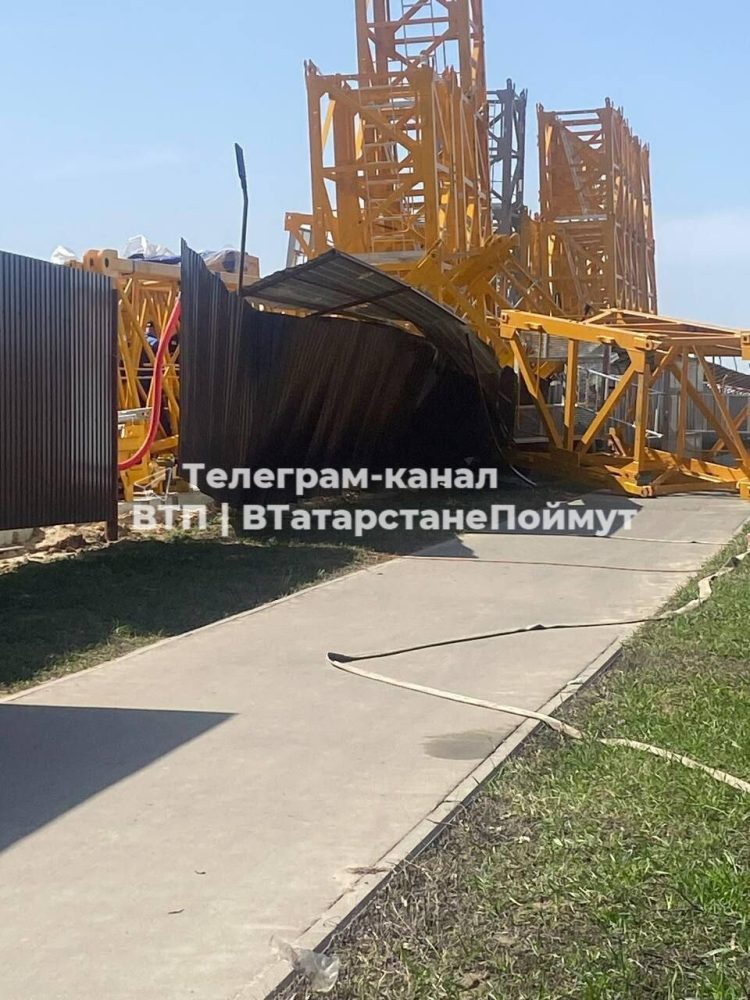 В Казани часть башенного крана рухнула на тротуар