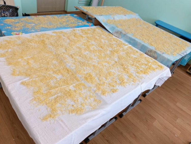 Педагоги мензелинской кадетской школы-интерната приготовили лапшу для бойцов СВО