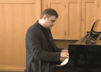 Главный дирижер театра Камала рассказал, чем мотивируют молодых музыкантов