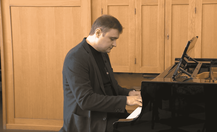 Главный дирижер театра Камала рассказал, чем мотивируют молодых музыкантов