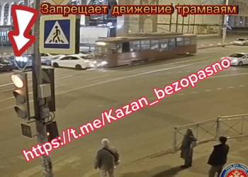 В Казани трамвай протаранил иномарку