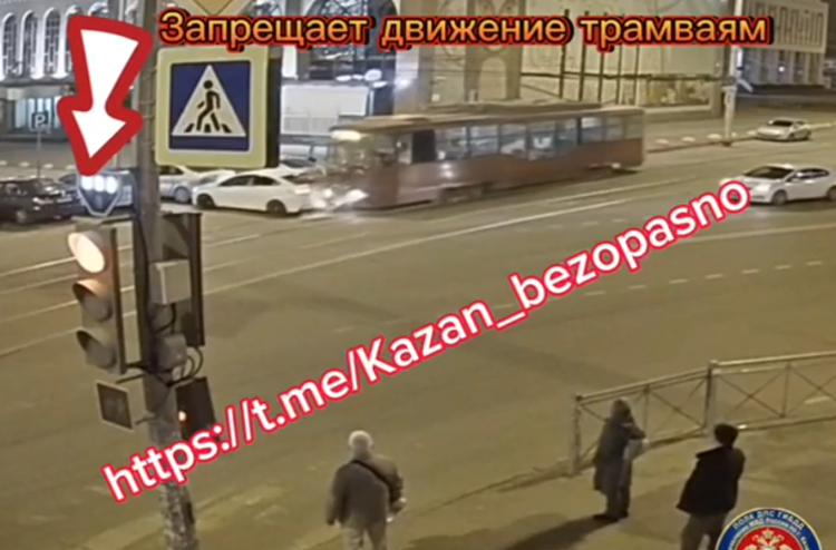В Казани трамвай протаранил иномарку
