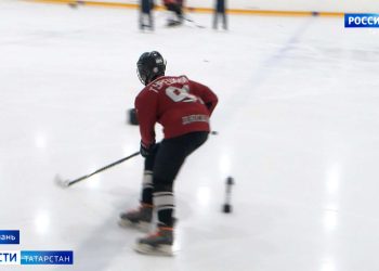 Данис Зарипов провел мастер-класс для начинающих хоккеистов их Луганска