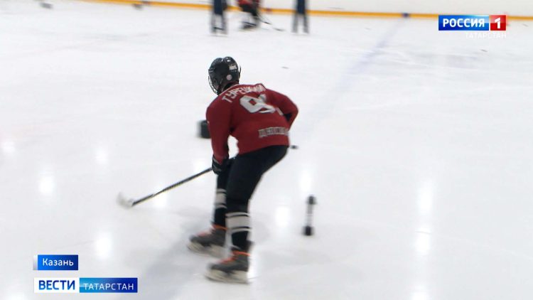 Данис Зарипов провел мастер-класс для начинающих хоккеистов их Луганска