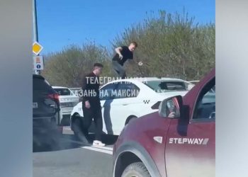 В Казани на проспекте Победы трое молодых людей пытались напасть на таксиста