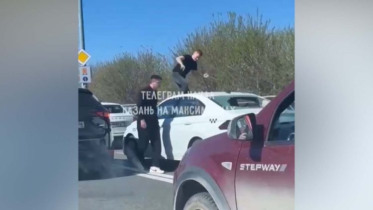 В Казани на проспекте Победы трое молодых людей пытались напасть на таксиста