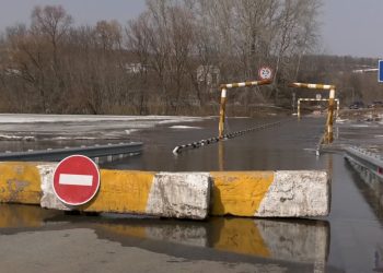 В Азнакаевском районе затопило мост, связывающий Татарстан и Башкирию