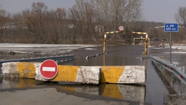 В Азнакаевском районе затопило мост, связывающий Татарстан и Башкирию