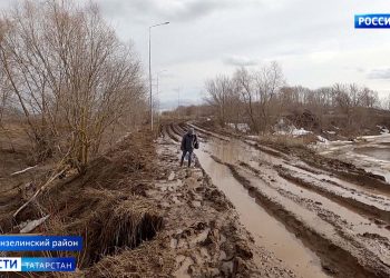 Учеников возят на тракторе: жители Мензелинского района жалуются на бездорожье
