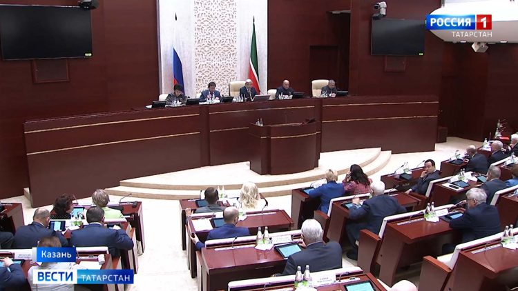 Правительство РТ отчиталось перед парламентариями о работе за прошлый год