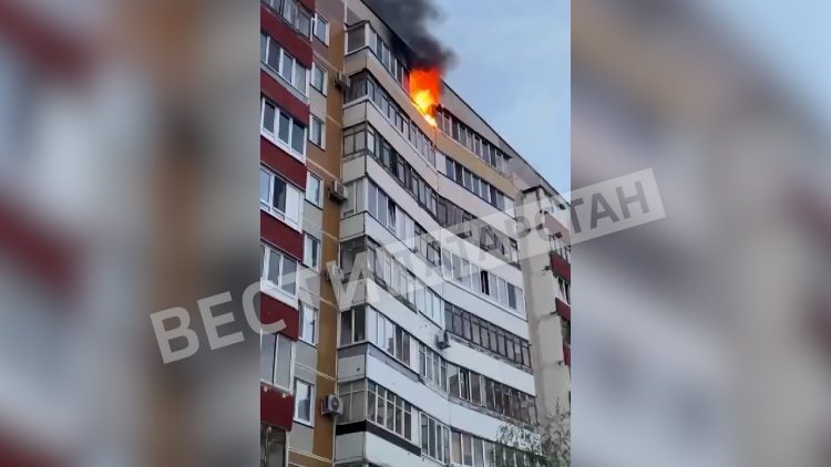 В Казани на ул. Четаева загорелась квартира