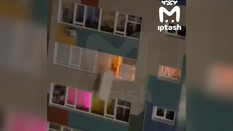 В Зеленодольска мужчина выбросил с балкона 3 этажа матрас и велотренажер